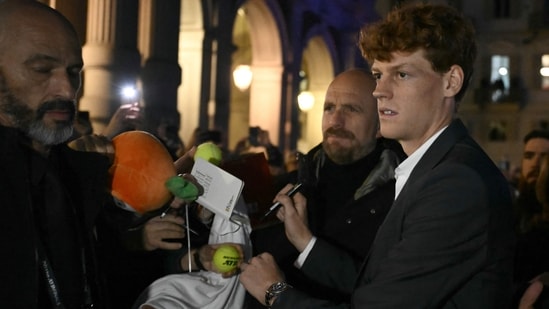 El tenista italiano Jannik Sinner asiste al evento de alfombra azul de las Finales ATP (AFP)