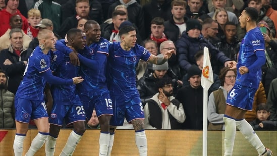 Moisés Caicedo, segundo por la izquierda, del Chelsea, celebra después de anotar el primer gol de su equipo durante el partido de fútbol de la Liga Premier entre Manchester United y Chelsea en el estadio Old Trafford de Manchester, Inglaterra, el domingo 3 de noviembre (AP).