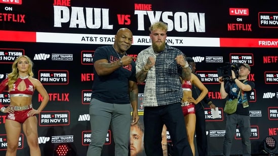 El ex campeón estadounidense de boxeo de peso pesado Mike Tyson y el youtuber y boxeador estadounidense Jake Paul se enfrentan durante una conferencia de prensa. (AFP)