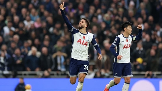 Rodrigo Bentancur, del Tottenham Hotspur, celebra un gol con Son Heung-min.(REUTERS)