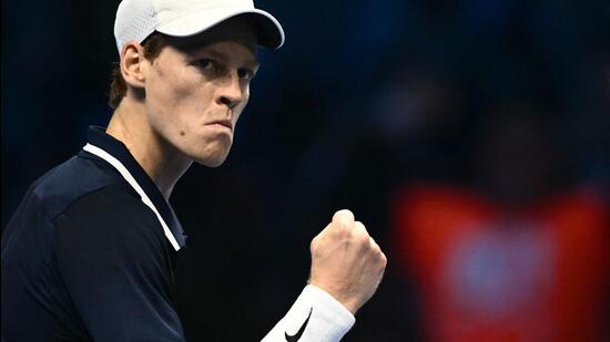 Jannik Sinner, de Italia, reacciona durante la final contra Taylor Fritz, de EE.UU., en las finales de la ATP en Turín. (AFP)