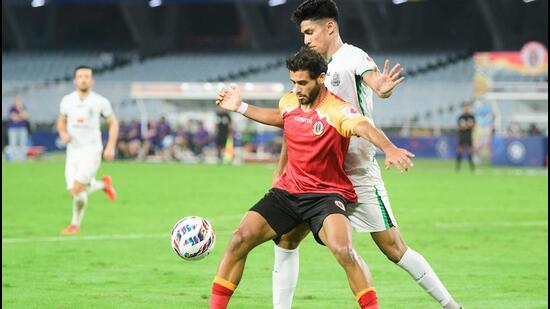 Anwar Ali del East Bengal FC en acción contra Mohammedan SC, en Calcuta, el sábado. (ISL)