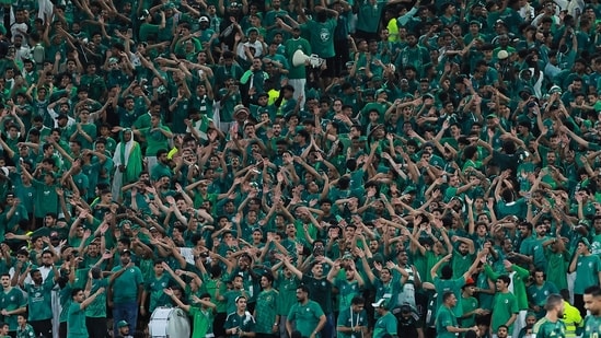 Fanáticos de Arabia Saudita durante un partido de fútbol.(REUTERS)