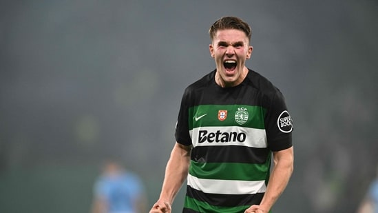 El delantero sueco #09 del Sporting de Lisboa, Viktor Gyokeres, celebra marcar el primer gol de su equipo durante el partido de fútbol del día 4 de la fase de liga de la Liga de Campeones de la UEFA (AFP)