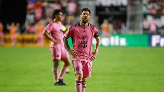 El delantero argentino #10 del Inter Miami Lionel Messi reacciona durante el partido de vuelta de las semifinales de la Conferencia Este de la Major League Soccer (MLS) entre el Inter Miami CF y el Atlanta United FC en el Chase Stadium de Fort Lauderdale, Florida, el 9 de noviembre de 2024 (AFP)