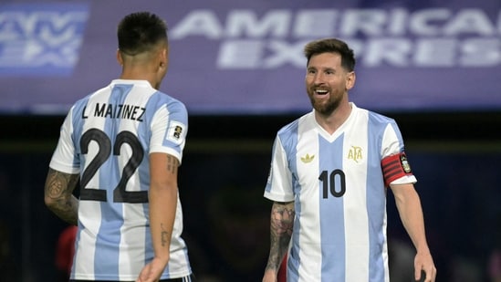 Lautaro Martínez celebra con el delantero argentino Lionel Messi tras anotar durante las eliminatorias sudamericanas para la Copa Mundial de la FIFA 2026 contra Perú.(AFP)