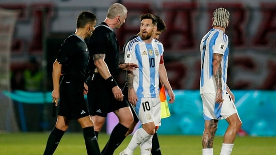 Lionel Messi de Argentina habla con el árbitro Anderson Daronco.(REUTERS)