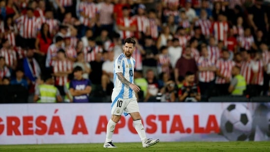 Lionel Messi de Argentina durante el partido contra Paraguay.(REUTERS)