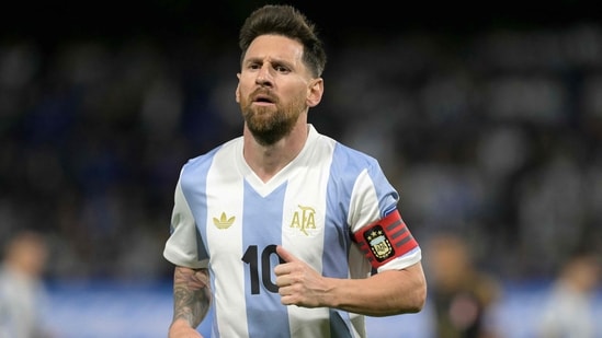 El delantero argentino #10 Lionel Messi hace gestos durante el partido de fútbol de las eliminatorias sudamericanas para la Copa Mundial de la FIFA 2026 entre Argentina y Perú (AFP)