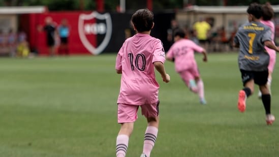 El hijo de Lionel Messi, Thiago Messi del Inter Miami en acción. (AP)