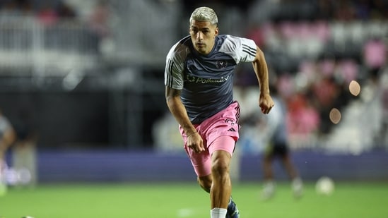 El delantero del Inter Miami FC, Luis Suárez (9), calienta antes de un partido (USA TODAY Sports vía Reuters Con).