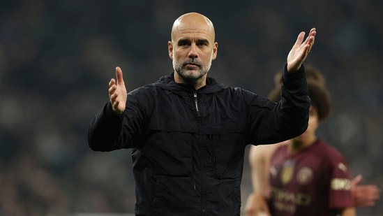 El entrenador del Manchester City, Pep Guardiola, reacciona después de un partido. (AP)