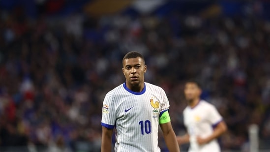 El delantero francés #10 Kylian Mbappé observa durante un partido. (AFP)