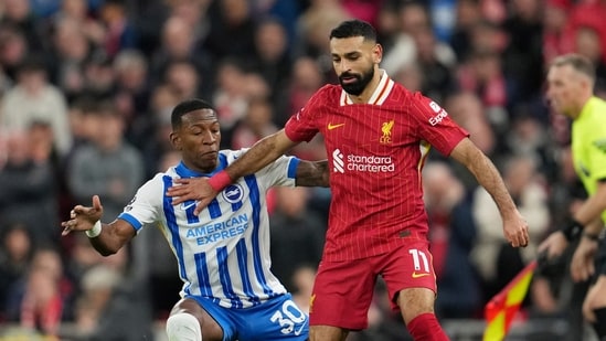 Mohamed Salah, de Liverpool, a la derecha, desafía el balón con Pervis Estupinan de Brighton. (Foto AP/Jon Super)(AP)