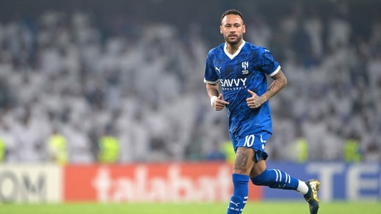 El delantero brasileño #10 del Al-Hilal, Neymar, corre en el campo durante el partido de fútbol del grupo B de la Liga de Campeones de la AFC entre el Al-Ain de los Emiratos Árabes Unidos y el Al-Hilal de Arabia Saudita. (AFP)