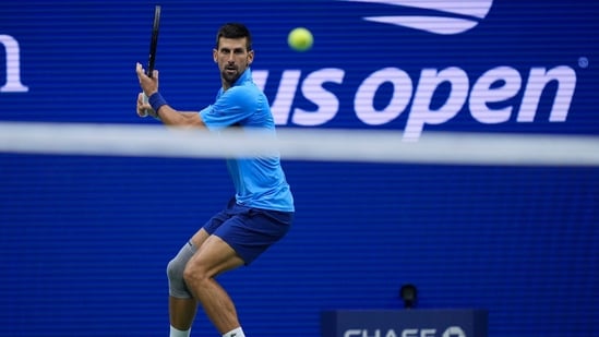 Novak Djokovic, de Serbia, devuelve un tiro. (AP)