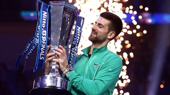 El serbio Novak Djokovic celebra con el trofeo tras ganar la final al italiano Jannik Sinner (REUTERS)