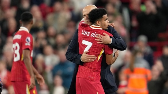 El técnico del Liverpool, Arne Slot (derecha), celebra con su jugador Luis Díaz tras derrotar al Brighton. (AP)