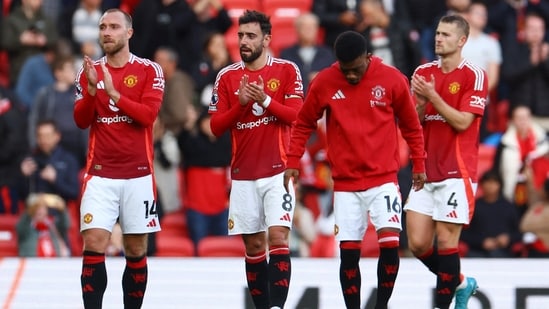 Los jugadores del Manchester United aplauden a los aficionados después de un partido. (REUTERS)