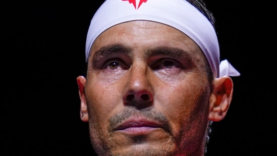 El tenista español Rafael Nadal durante el himno nacional antes del partido de cuartos de final de la Copa Davis. (Foto AP/Manu Fernández)(AP)