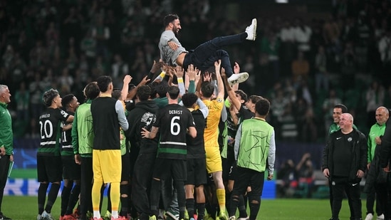 El entrenador portugués del Sporting de Lisboa, Rubén Amorim, es celebrado por sus jugadores al final del partido de fútbol de la jornada 4 de la fase liguera de la Liga de Campeones de la UEFA entre el Sporting de Lisboa y el Manchester City (AFP)