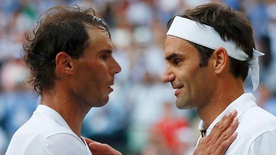 Roger Federer estrecha la mano y abraza al español Rafael Nadal.(AFP)