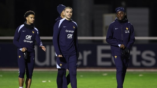 (LR) El mediocampista francés #18 Warren Zaire Emery, el portero francés Lucas Chevalier y el mediocampista francés Manu Kone asisten a una sesión de entrenamiento en Clairefontaine-en-Yvelines el 11 de noviembre de 2024 como parte de la preparación del equipo para los próximos partidos de clasificación de la Liga de Naciones de la UEFA contra Israel. e Italia. (AFP)