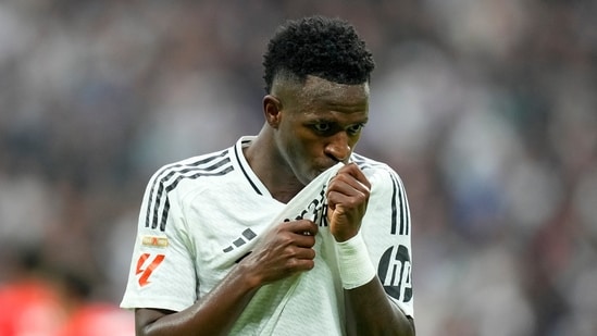 Vinicius Junior del Real Madrid celebra tras anotar el cuarto gol de su equipo durante el partido de fútbol de la Liga española contra Osasuna. (AP)