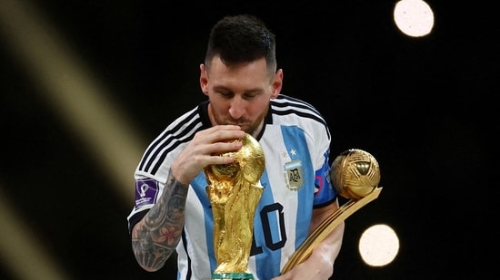 Lionel Messi de Argentina besa el trofeo de la Copa del Mundo después de recibir el Balón de Oro mientras celebra tras ganar la Copa del Mundo 2022. (Reuters)