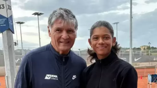 Maaya Rajeshwaran Revathi junto al tío y entrenador de Rafael Nadal, Toni Nadal. (Instagram)