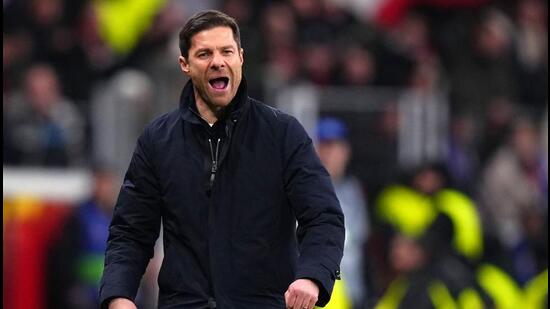 El entrenador español del Bayer Leverkusen, Xabi Alonso, reacciona durante el partido de la Liga de Campeones contra el Inter de Milán en Leverkusen el martes por la noche. (AFP)