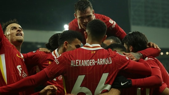 Mohamed Salah del Liverpool celebra con sus compañeros. (Foto AP/Ian Hodgson) (AP)