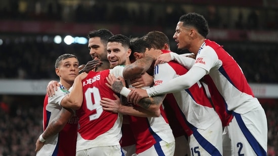 Gabriel Jesús del Arsenal, segundo a la izquierda, celebra con sus compañeros de equipo después de anotar un hat-trick y el tercer gol de su equipo durante el partido de fútbol de cuartos de final de la Copa de la Liga inglesa entre Arsenal y Crystal Palace en el estadio Emirates, en Londres, el miércoles 18 de diciembre de 2024. (Foto AP/Kirsty Wigglesworth) (AP)