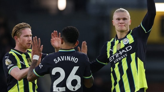 Erling Haaland del Manchester City celebra marcar su primer gol con Kevin De Bruyne y Savinho del Manchester City Action Images vía Reuters/Paul Childs(Action Images vía Reuters)