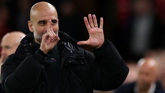 Pep Guardiola levantó seis dedos en represalia "despedido por la mañana" Cánticos de los aficionados del Liverpool (AFP)