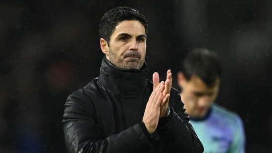 El técnico español del Arsenal, Mikel Arteta, aplaude a los aficionados tras el partido de fútbol de la Premier League inglesa entre Fulham y Arsenal en Craven Cottage, Londres, el 8 de diciembre (AFP)