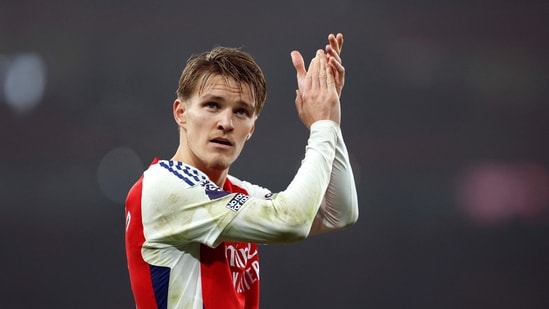 Premier League - Arsenal contra Ipswich Town - Emirates Stadium, Londres, Gran Bretaña - Martin Odegaard del Arsenal aplaude (Imágenes de acción vía Reuters)