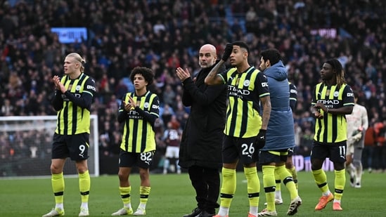 El técnico español del Manchester City, Pep Guardiola (centro), y sus jugadores aplauden a sus aficionados en el campo tras el partido de la Premier League inglesa contra el Aston Villa. (AFP)