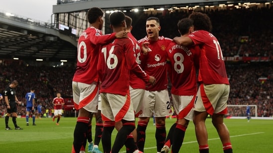 Joshua Zirkzee, del Manchester United, celebra su cuarto gol con Bruno Fernandes, Diogo Dalot y sus compañeros Action Images vía Reuters/Lee Smith (Action Images vía Reuters)