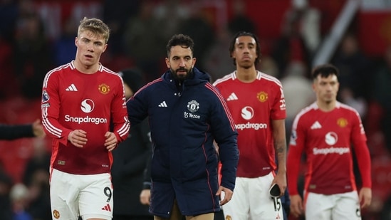 Rasmus Hojlund, del Manchester United, y Ruben Amorim, entrenador del Manchester United, parecen abatidos después del partido (Imágenes de acción vía Reuters).