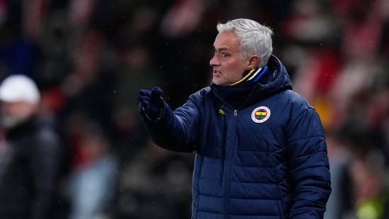 El entrenador José Mourinho del Fenerbahce hace gestos durante el partido de fútbol de la fase inaugural de la Europa League. (Foto AP/Petr David Josek)(AP)