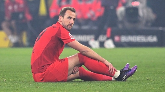 Harry Kane del Bayern se sienta en el campo después de lesionarse. (Federico Gambarini/dpa/dpa vía AP)(AP)