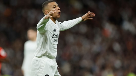 Kylian Mbappé realizó una actuación estelar contra el Sevilla (AFP)