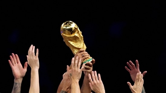 Los jugadores argentinos celebran con el trofeo tras ganar el Mundial de 2022 (REUTERS)