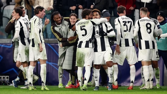 Weston McKennie de la Juventus celebra marcar su segundo gol con sus compañeros (REUTERS)