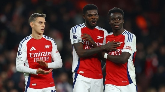 Leandro Trossard, Thomas Partey y Bukayo Saka del Arsenal celebran después del partido (Imágenes de acción vía Reuters)