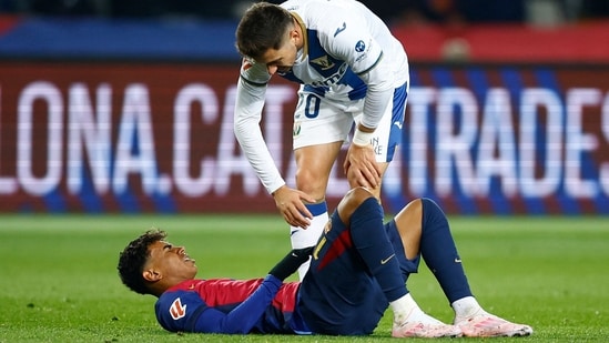   Lamine Yamal del FC Barcelona reacciona tras sufrir una lesión ante la mirada de Javi Hernández del Leganés.(REUTERS)