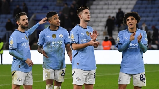 Los jugadores del Manchester City saludan a los aficionados al final del partido de fútbol de la Premier League inglesa entre Leicester City y Manchester City. (Foto AP/Rui Vieira)(AP)