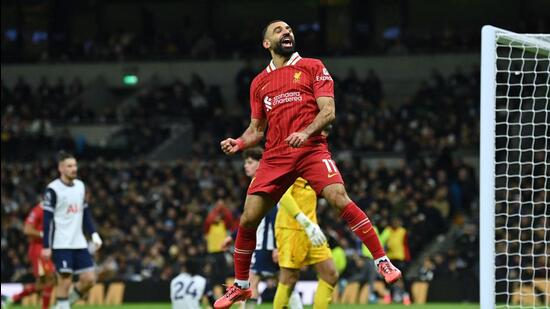 El delantero Mohamed Salah, que se encuentra en un excelente estado de forma, anotó dos goles y dio dos asistencias en la contundente victoria del Liverpool por 6-3 contra el Tottenham Hotspur (AFP)