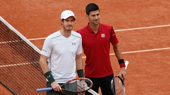 El serbio Novak Djokovic (derecha) y el británico Andy Murray posan para una fotografía. (AP)